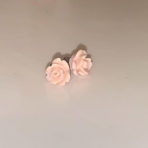 Casual & dainty rose earrings— the perfect feminine touch to any outfit!